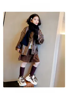 Braune Kinder-PU-Lederjacke mit Cordshorts und klobigen Sneakern kombiniert