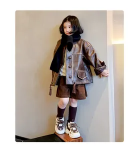 Mode-Sneaker für Kinder kombiniert mit brauner Herbstkleidung und Cordshorts