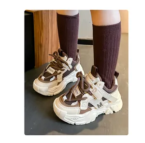 Nahaufnahme von Retro-Kinderschuhen mit Materialmix und stilvollem M-Buchstaben-Detail