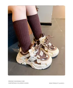 Kinder-Chunky-Sneaker in Beige und Braun mit modischem M-Logo und dicken Schnürsenkeln