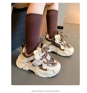 Tragefoto der klobigen beigebraunen Kinder-Sneaker mit modischen dicken Schnürsenkeln