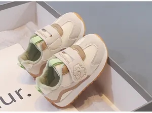 Détail de la doublure en peluche chaude et scratch dinosaure sur baskets d'hiver enfant