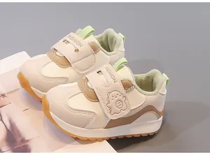 Détail de la doublure en polaire verte et motif dinosaure sur baskets d'hiver enfant