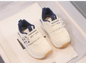 Détail de la doublure polaire marine et des bandes velcro panda sur baskets bébé beige