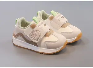 Vue détaillée des baskets d'hiver pour bébés avec doublure en peluche et bordure verte