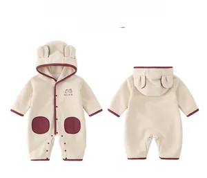 Vue avant et arrière du barboteuse beige pour bébé avec oreilles d'ours et poches