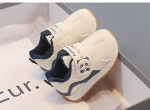 Détail de baskets enfants fourrées avec motif panda et semelle en gomme antidérapante