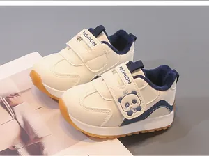 Gros plan de baskets enfants doublées polaire avec scratch et détail panda