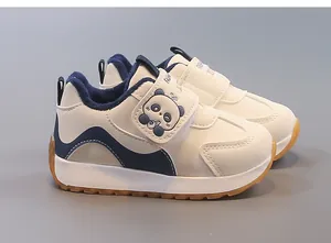Détail de baskets d'hiver pour bébés avec doublure polaire et scratch panda mignon