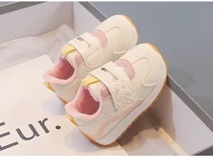 Détail de la doublure en polaire chaude et du velcro lapin sur baskets enfant