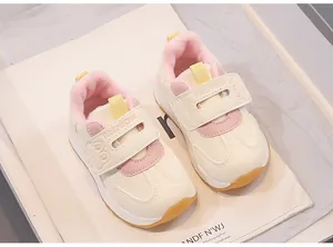 Détail de la doublure en peluche rose et fermeture velcro sur baskets d'hiver enfant