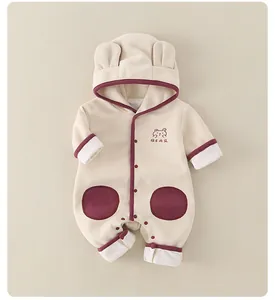 Détail de la barboteuse pour bébé avec oreilles 3D et broderie en coton doux