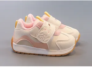 Vue détaillée des baskets d'hiver roses pour enfants avec doublure polaire et motif lapin