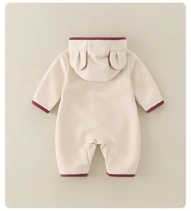 Vue de dos d'un barboteuse bébé crème avec oreilles d'animaux et bordure rouge
