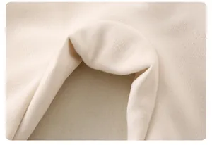 Gros plan sur l'encolure en maille côtelée douce du body bébé en coton crème