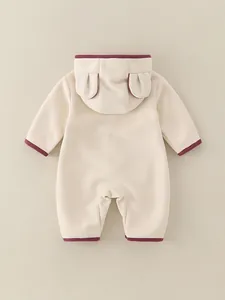 Vue arrière d'une barboteuse à capuche pour bébé beige avec oreilles et bords rouges