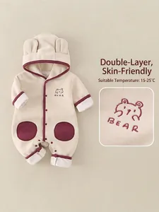 Barboteuse bébé crème à capuche avec broderie ours et bordure rouge pour 15-25 degrés Celsius