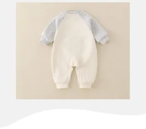 Dettaglio retro pagliaccetto neonato con maniche raglan e polsini morbidi a costine panna