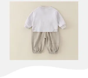 Detailansicht Baby-Strickset mit lila Sweatshirt und khakifarbenen Jogginghosen flach