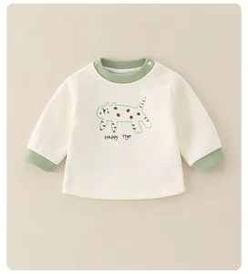 Dettaglio della felpa neonato con stampa Happy Tiger e scollo a contrasto a coste