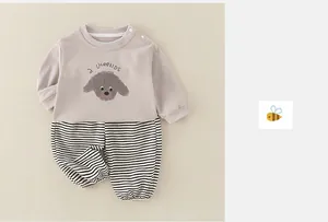 Détail d'un ensemble bébé en coton avec épaule boutonnée et motif de chiot mignon