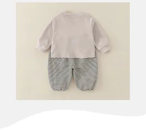 Détail du col et des poignets côtelés sur le sweat bébé avec pantalon rayé