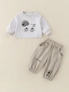 Zweiteiliges Baby-Outfit mit grauem Welpen-Sweatshirt und khakifarbenen Jogginghosen