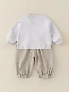 Zweiteiliges Baby-Outfit mit hellgrauem Sweatshirt und Khaki-Jogginghose für den Frühling