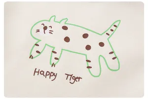 Dettaglio del tessuto in tela bianca con simpatica stampa Happy Tiger e bordo verde