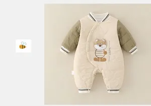 Details eines gesteppten Baby-Bodys mit Cartoon-Stickerei und schrägem Druckknopf