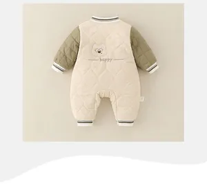 Detailansicht der Rückseite eines gesteppten Baby-Einteilers mit Bärenstickerei