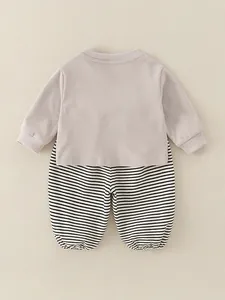 Ensemble deux pièces de printemps pour bébé avec haut gris et pantalon rayé en coton