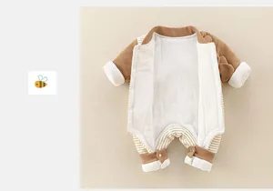 Détail d'une grenouillère matelassée en coton pour bébé avec motif de chiot et poignets