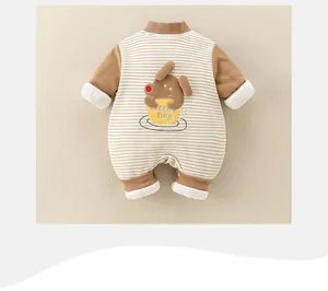 Détail d'un barboteuse bébé avec broderie chiot 3D mignonne et texte Coffee Dog brodé