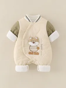 Gesteppter Baby-Strampler mit Fuchssticker und grünen Ärmeln auf beiger Steppbasis