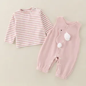 Conjunto de bebé niña con camiseta de rayas rosas y peto con volantes y pompones