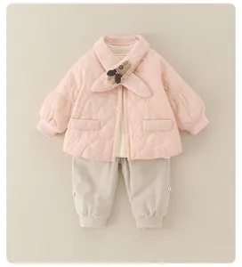Detail van roze gewatteerde babyjas met hartjes en een corduroy broek set