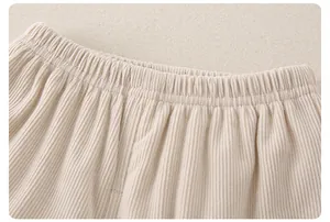 Detail van de baby corduroy broek met elastische tailleband en zachte ribtextuur