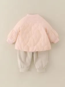 Roze gewatteerd jasje met hartjes en beige corduroy broek warme babykledingset