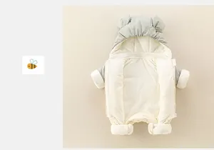 Détail d'une barboteuse à capuche avec oreilles d'ours et doublure polaire