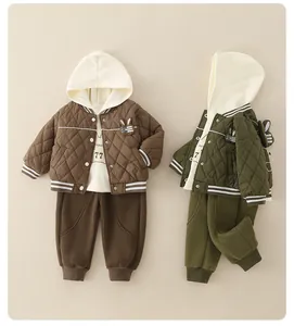 Details zur gesteppten Textur und Hasenohren-Design am Winterfleece-Set für Babys