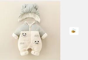 Détail d'un barboteuse d'hiver pour bébé avec broderie panda et bonnet à oreilles