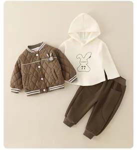 Detailansicht der gesteppten Winter-Baseballjacke mit Hasenstickerei und Fleecefutter