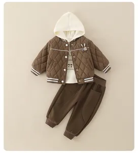 Detail der gesteppten Kaffejacke mit Kapuze, Hasen-Patch und 77 Hasen-Print-Details