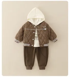 Detailansicht des 3-teiligen Kinder-Wintersets mit Steppjacke, Hoodie und Hose