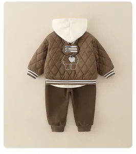 Flache Detailansicht der braun gesteppten Kinderjacke mit Hasenmuster und Kapuze