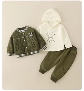 Flachbild eines 3-teiligen Kinder-Wintersets mit Steppjacke, Hoodie und Jogginghose