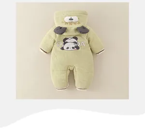Detail van baby winterpak met pandakap en gestreepte dikke thermische stof