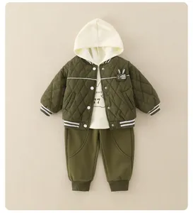 Detail der olivgrünen gesteppten Babyjacke mit Hasenohren und gestreiften Rippbündchen