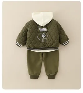 Detailansicht der gesteppten grünen Kinderjacke und Hose mit Cartoon-Hasen-Print